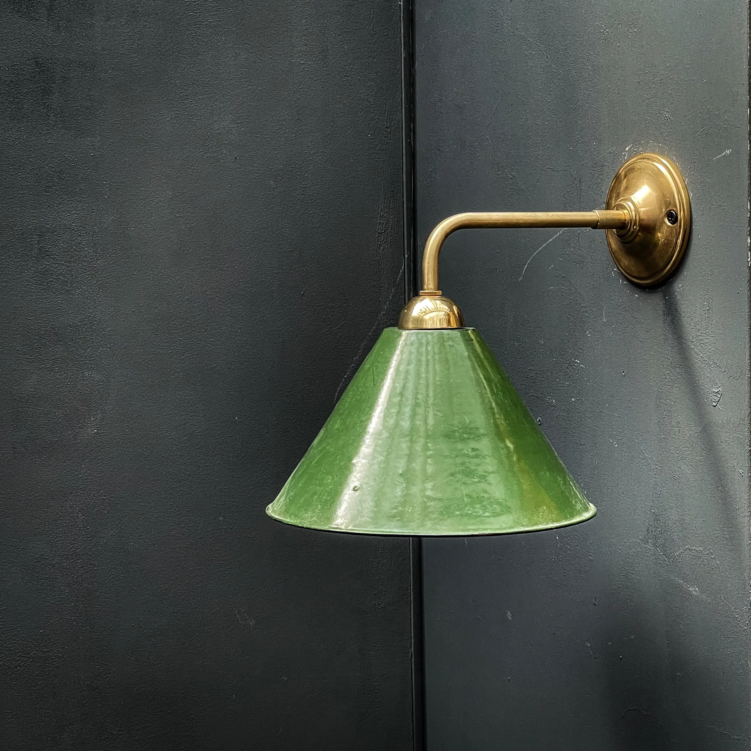 applique bras laiton cone vert émail