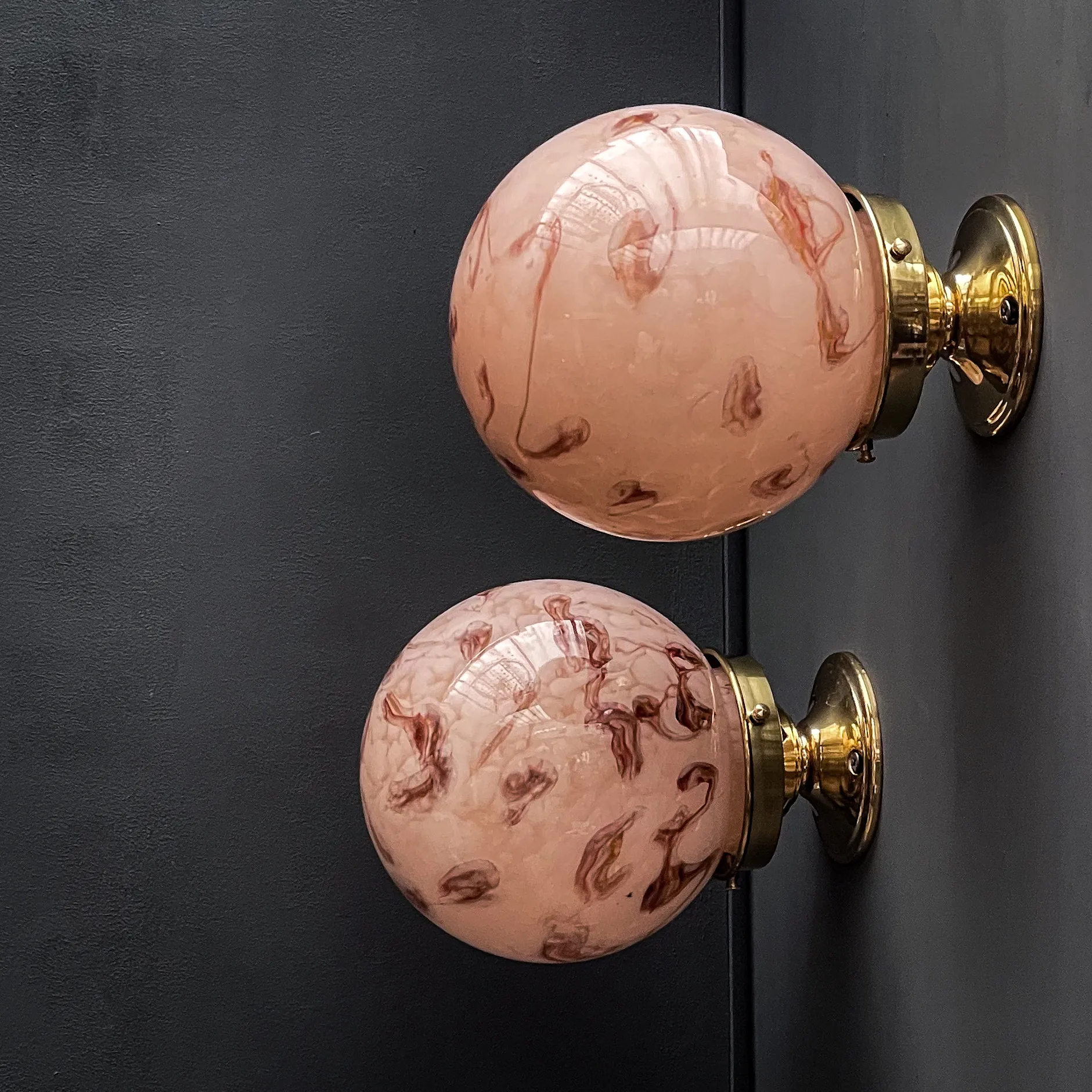 applique murale globe fermé rose pastel