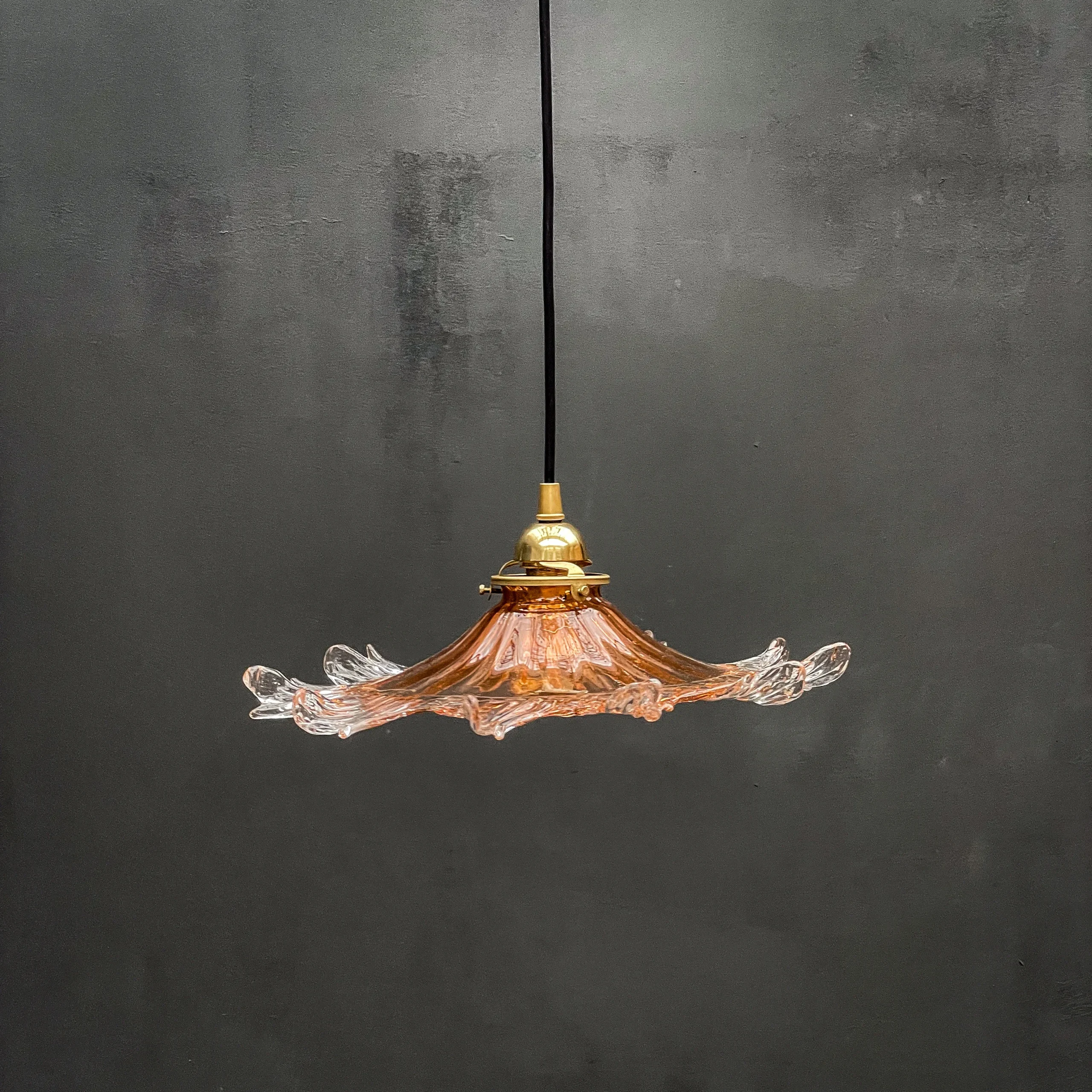 assiette suspension ambrée pate de verre