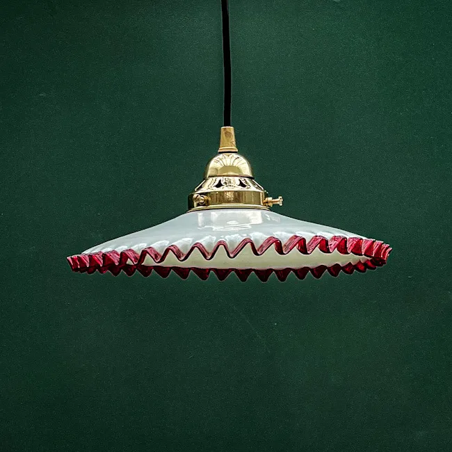 assiette blanche et bord rose suspension
