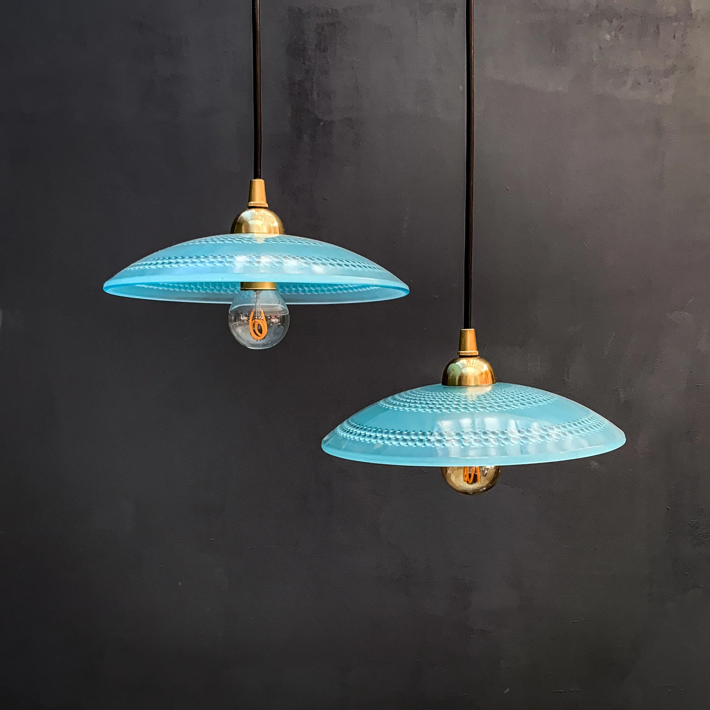 assiette bleu ciel bombée suspension
