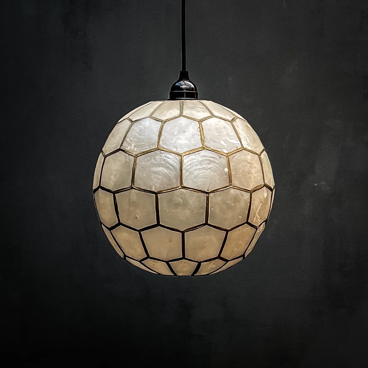 grand globe nacré suspension beige