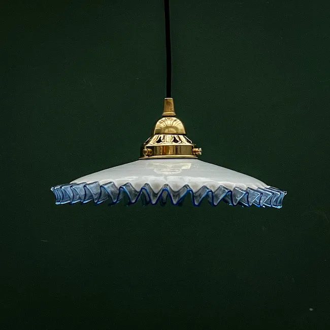 suspension assiette blanche bord bleu