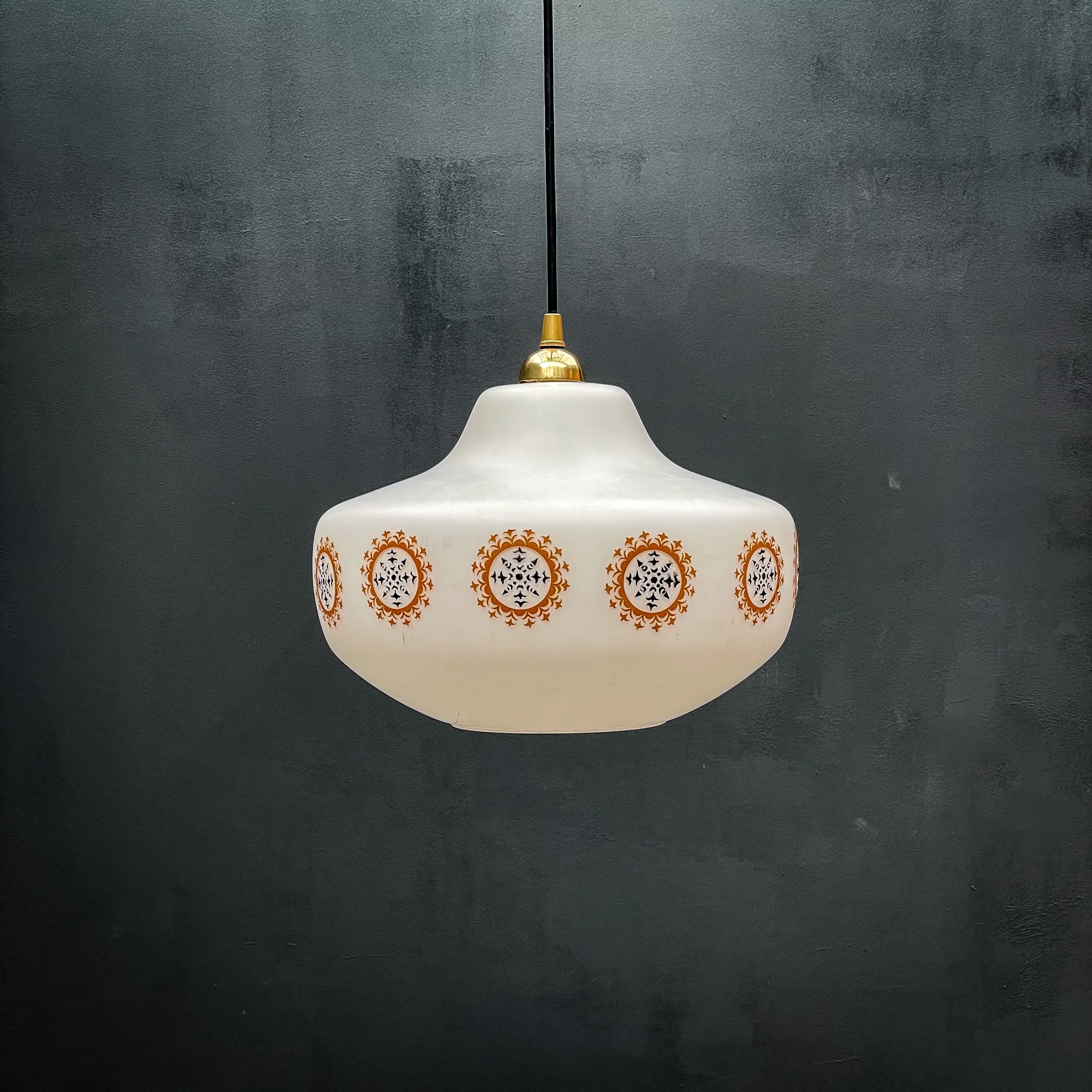 suspension blanche verre opaline motifs fleurs marron