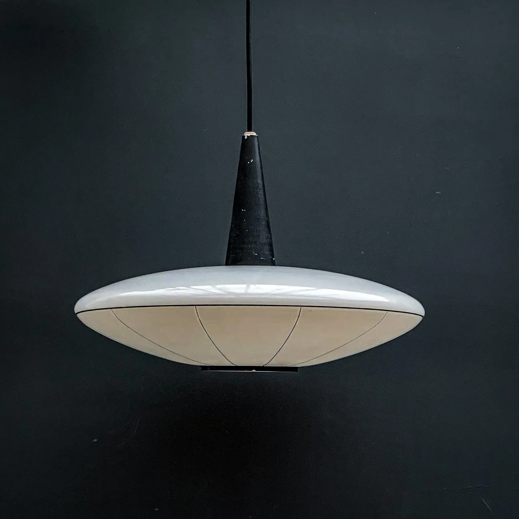 suspension blanche verre opaline partie noire