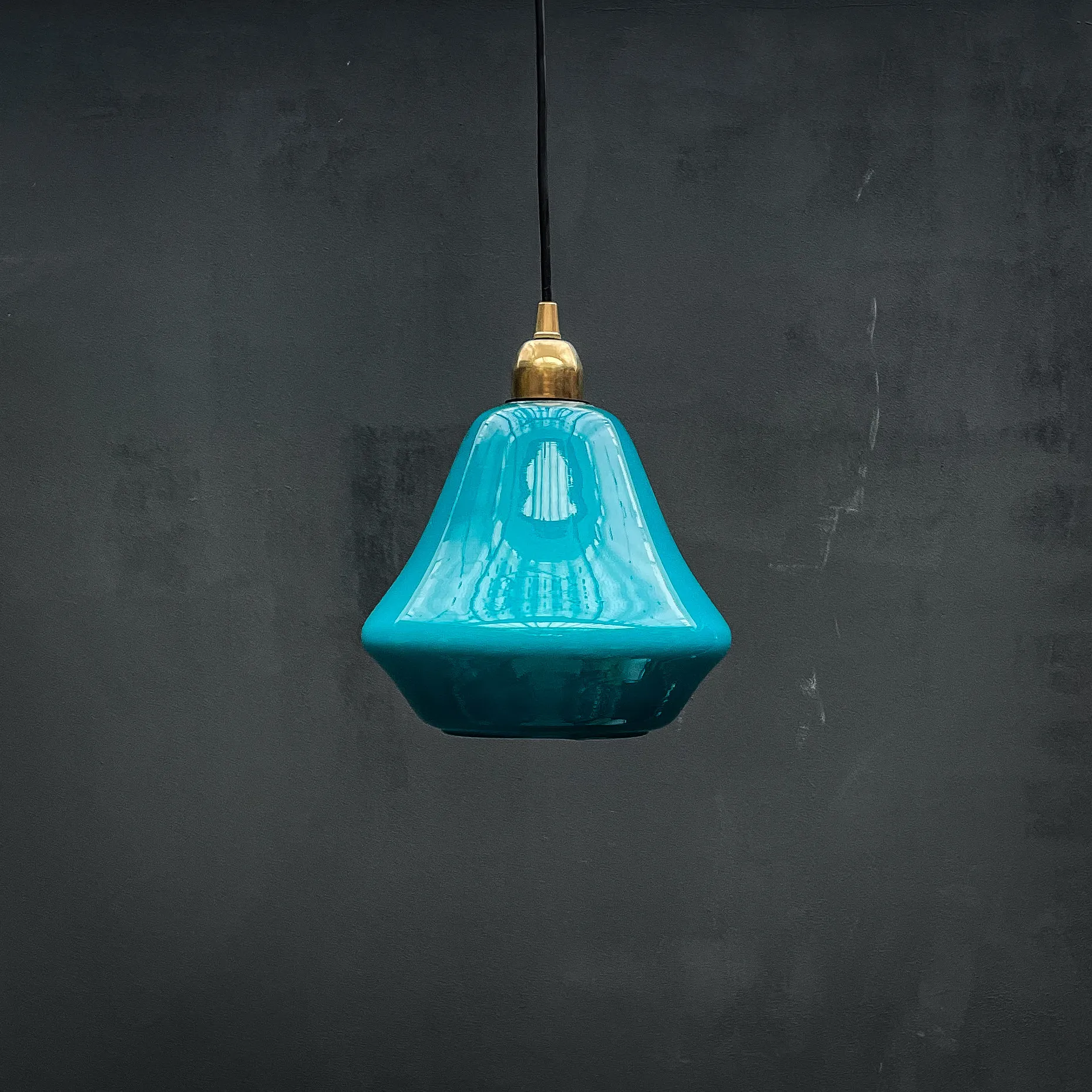 suspension bleue opaline