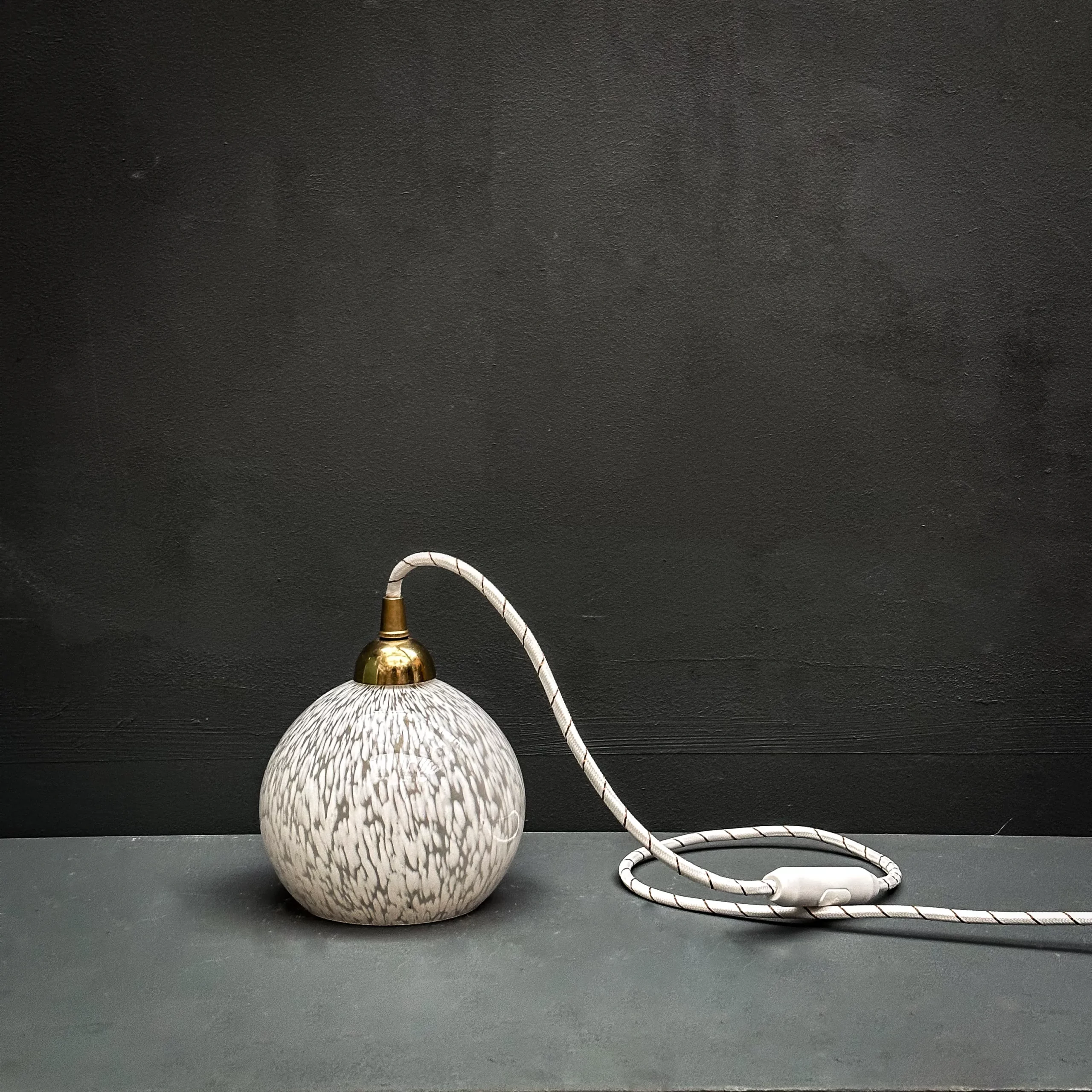 suspension verre clichy blanc marbré globe ouvert