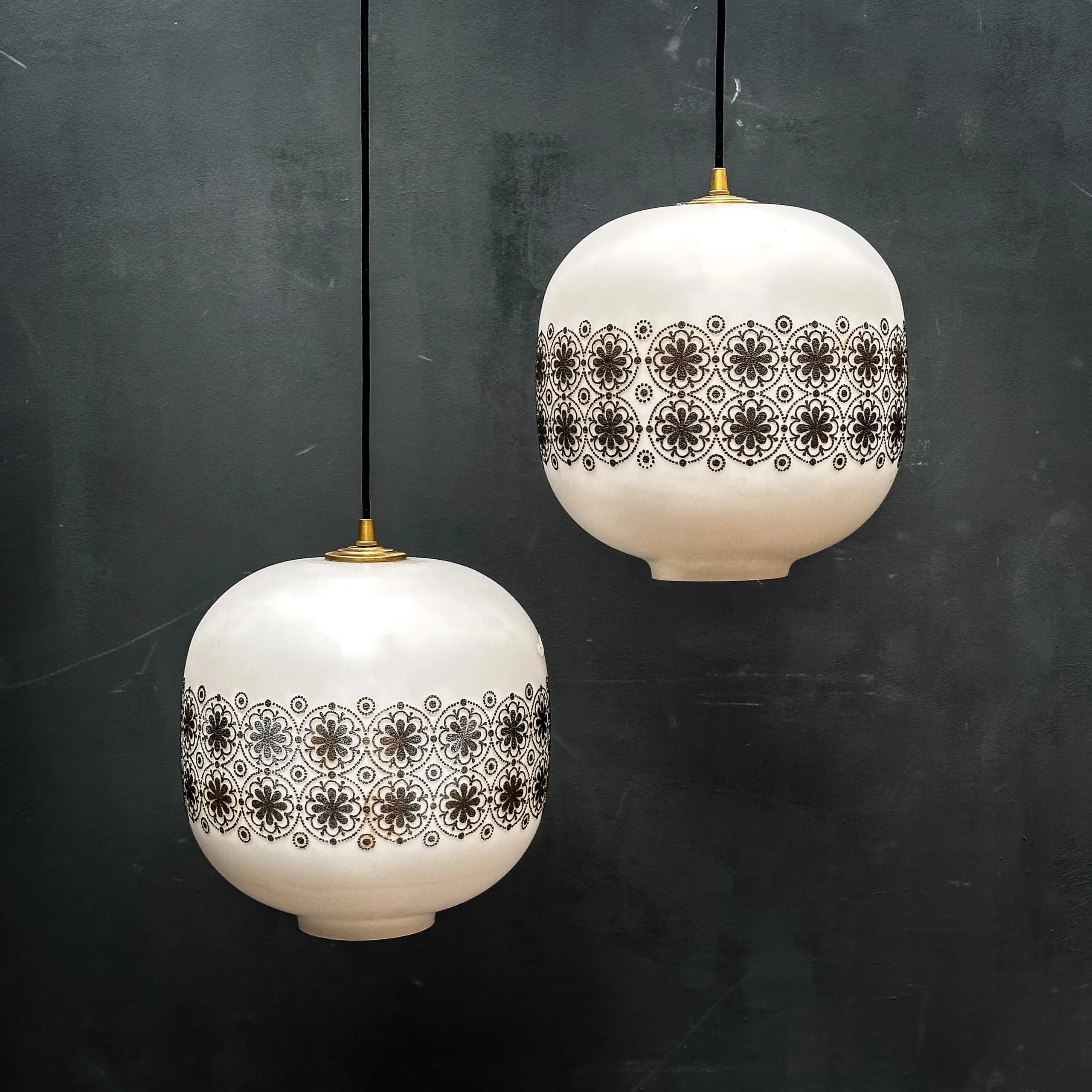 suspension verre opaline blanc motifs fleurs