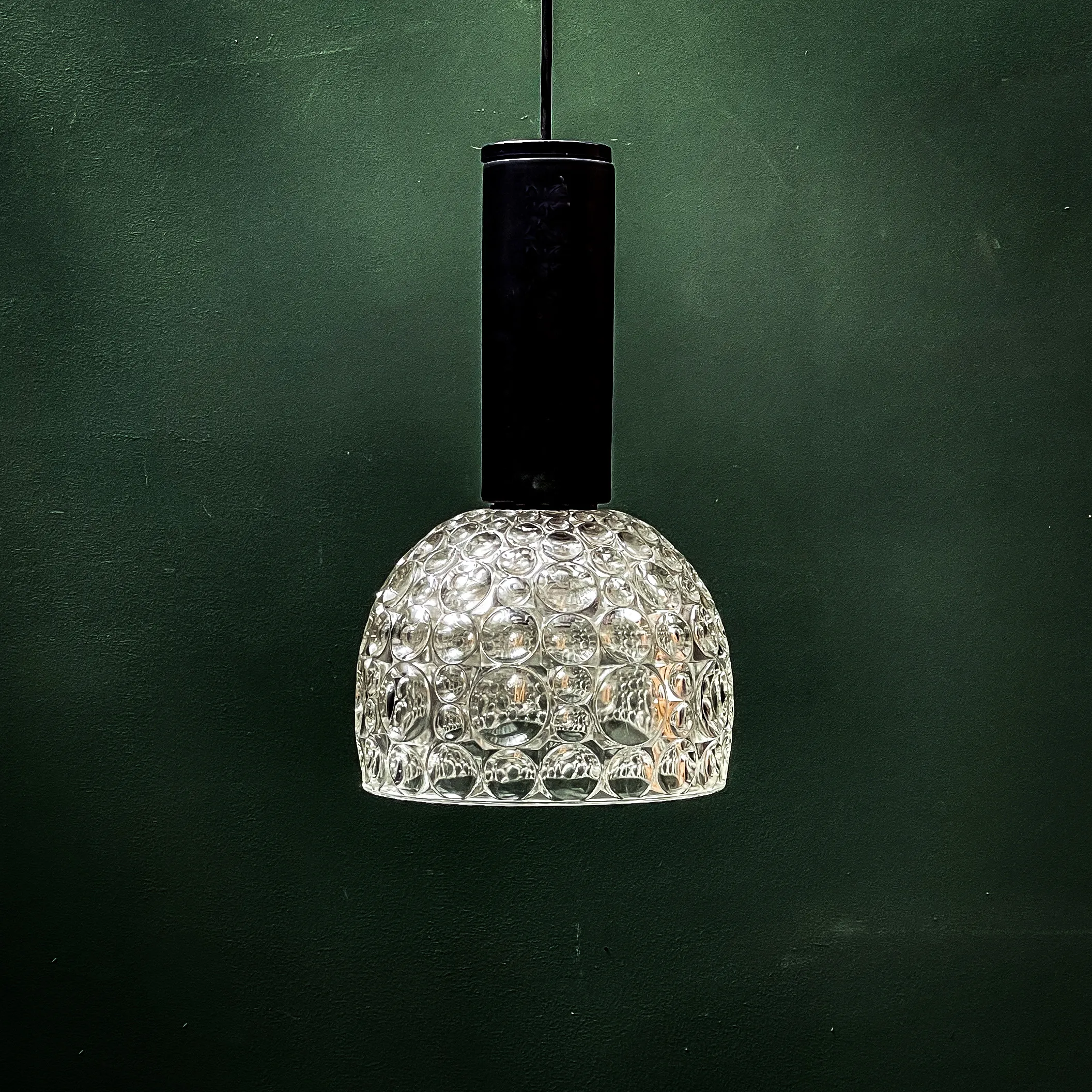 suspension verre travaillé et socle noir